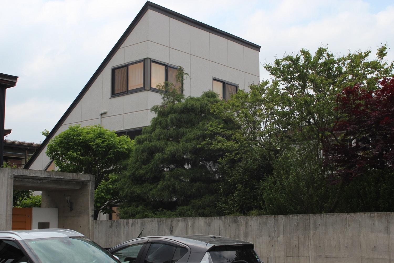 山形市あこや町の売買物件/正面からは気付かないが、面白い鋭角の屋根形状がなんとも面白い。