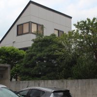 山形市あこや町の売買物件/正面からは気付かないが、面白い鋭角の屋根形状がなんとも面白い。