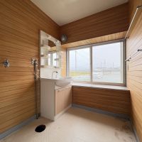 山形県村山市の売買物件/洗面脱衣室。木の温もりに包まれた、気持ちのいい朝の場所。