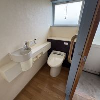 山形県村山市の売買物件/トイレ。シンプルで使いやすく、手洗いカウンターも備えています。