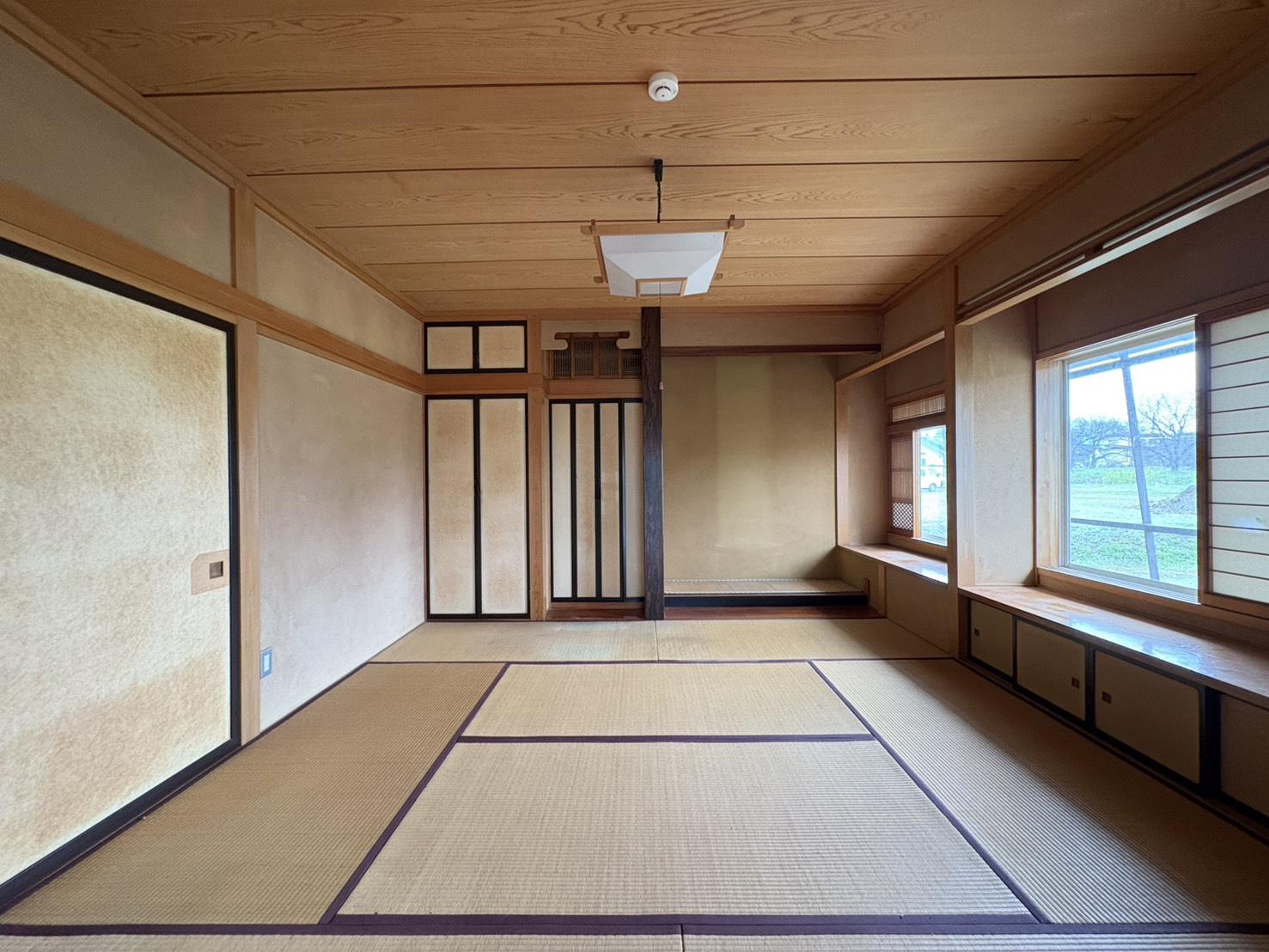山形県村山市の売買物件/和室。床の間や障子が残る、静かな時間が流れる一室。