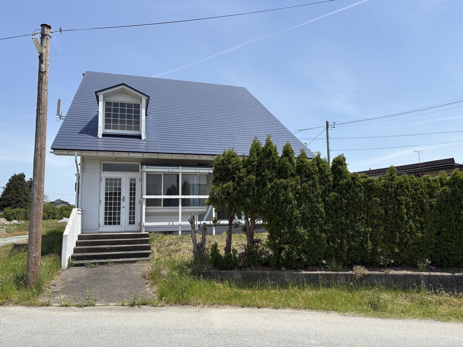 山形県村山市の売買物件/店舗入り口側。住まいも店舗も庭も。暮らしの可能性が広がる一軒です。
