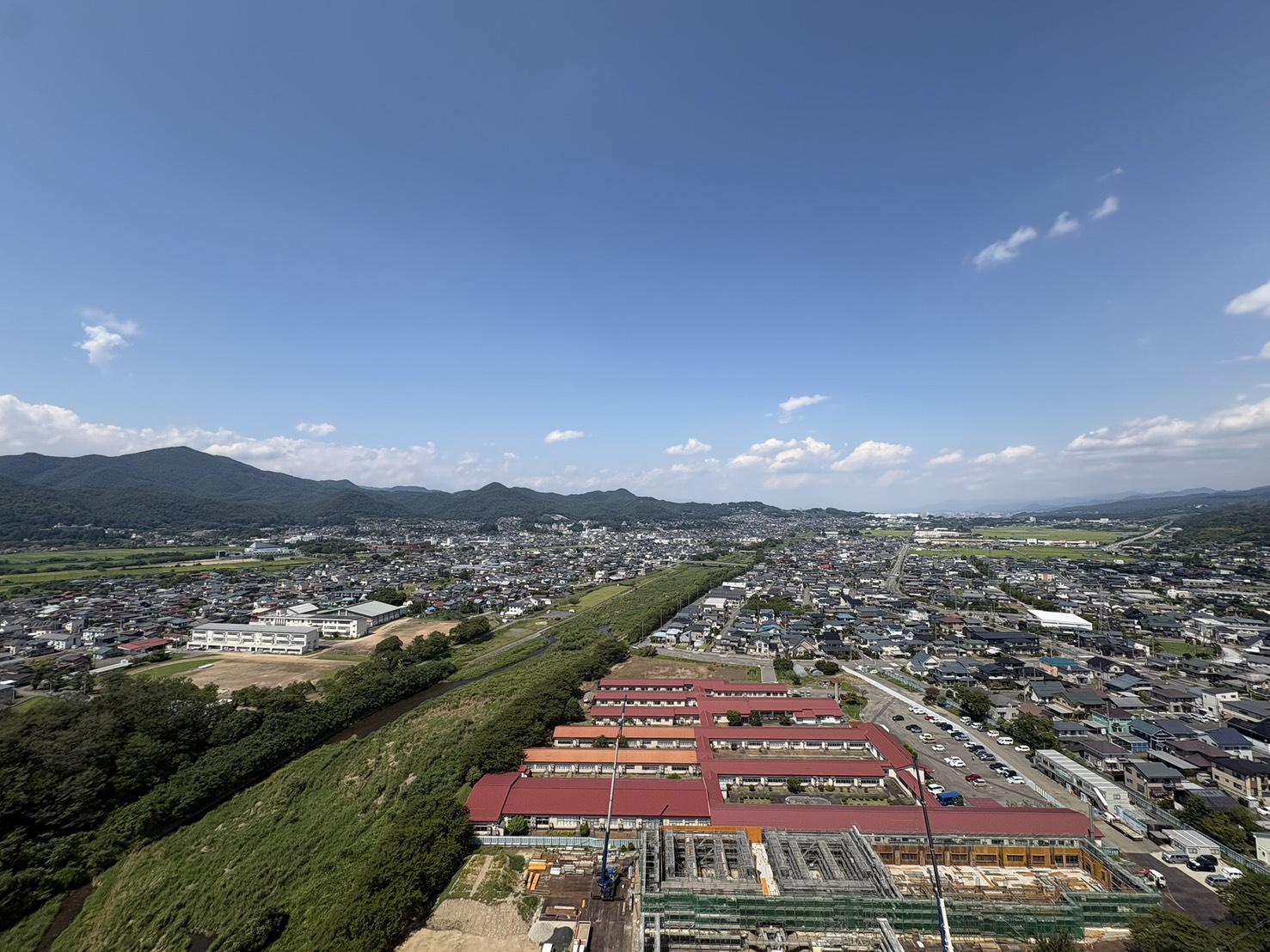 山形県上山市宮脇の賃貸物件/上山市街の奥に、さらに山形市内まで見渡せる視界。
視線を遮るものはほとんどなく、窓の外一帯がまるで自分の領域のように感じられます。