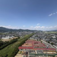 山形県上山市宮脇の賃貸物件/上山市街の奥に、さらに山形市内まで見渡せる視界。
視線を遮るものはほとんどなく、窓の外一帯がまるで自分の領域のように感じられます。