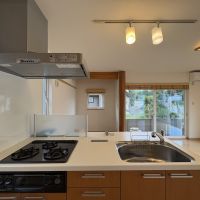 山形市大字黒沢の賃貸物件/3口コンロのシステムキッチン。日々の料理もしっかりと。