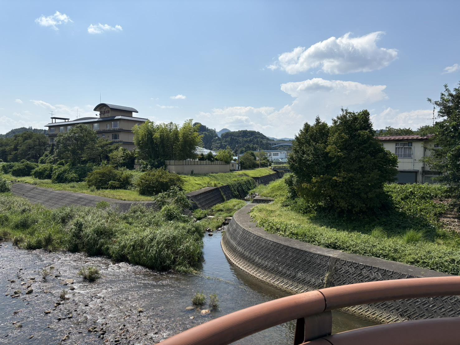 山形市大字黒沢の賃貸物件/すぐそばを流れる川と、こぢんまりとした黒沢温泉の風景。