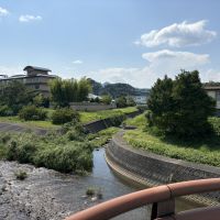 山形市大字黒沢の賃貸物件/すぐそばを流れる川と、こぢんまりとした黒沢温泉の風景。