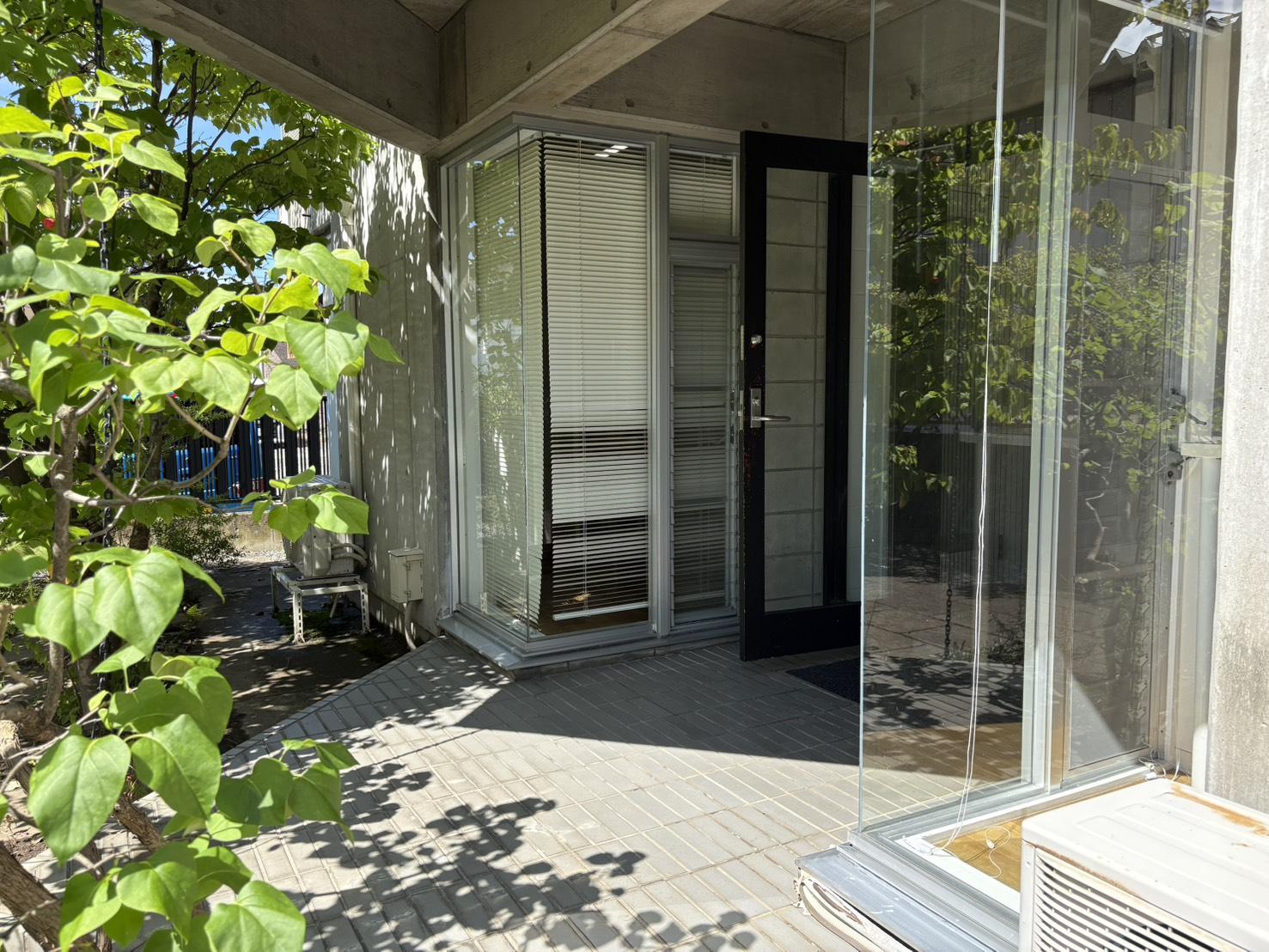山形市桧町の売買物件/1階・庭側入口
そしてこちらが、もうひとつの入口。