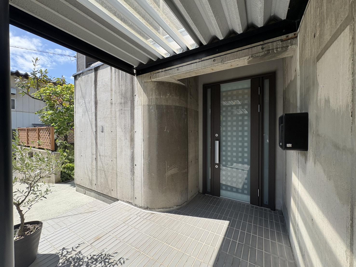 山形市桧町の売買物件/玄関から、この建築らしさ全開です。